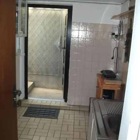 Helle Grosse Souterrainwohnung Mit Eigenem Eingang شقة *