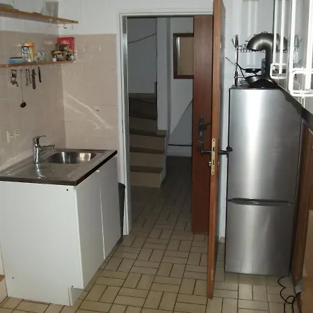 Helle Grosse Souterrainwohnung Mit Eigenem Eingang * انترهاشنغ