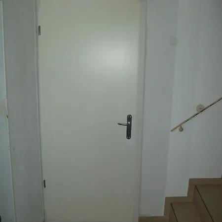 Helle Grosse Souterrainwohnung Mit Eigenem Eingang انترهاشنغ